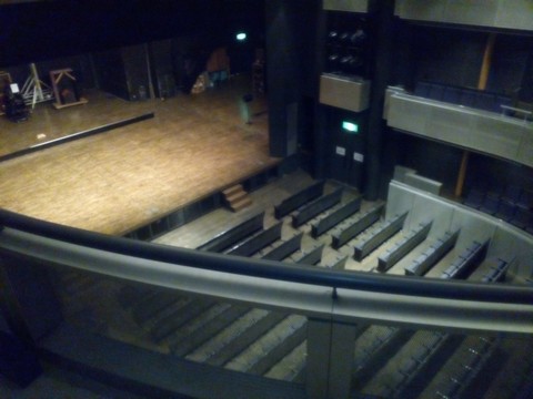 劇場の二階席から見たステージ