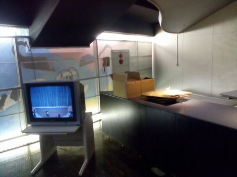 劇場のロビーにあるモニター